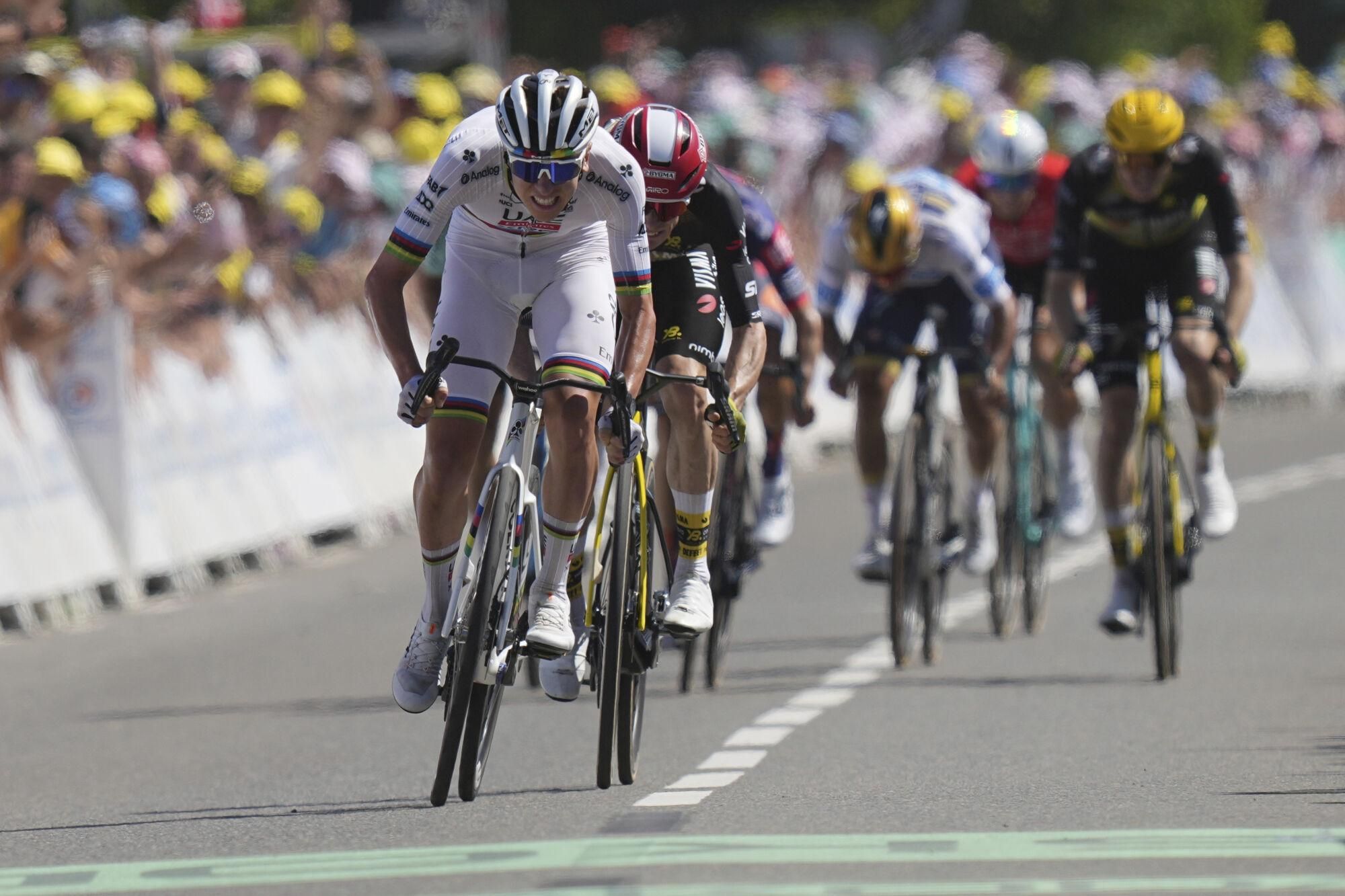 Slovenia's Tadej Pogacar sprints to the finish line to win the seventh stage of the Tour de France cycling race over 197 kilometers (122.4 miles) with start in Saint-Malo and finish in Mur-de-Bretagne Guerledan, France, Friday, July 11, 2025. (AP Photo/Thibault Camus). EDITORIAL USE ONLY/ONLY ITALY AND SPAIN