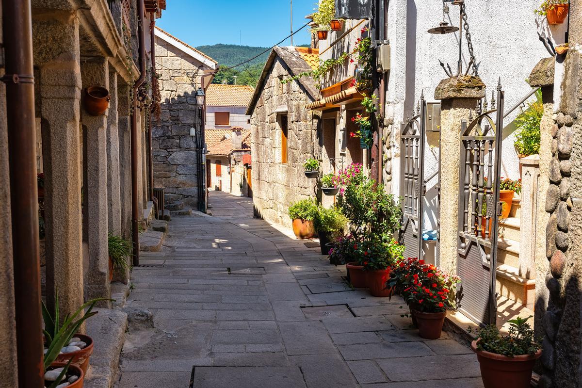 Antiguas casas de piedra con columnas de piedra en la ciudad turística de Combarro, Galicia