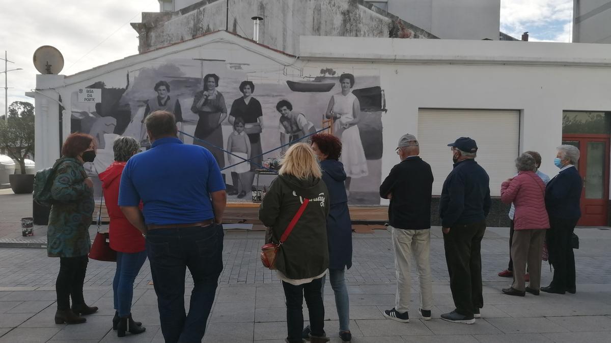 Vecinos de Sada observan los trabajos de elaboración del mural