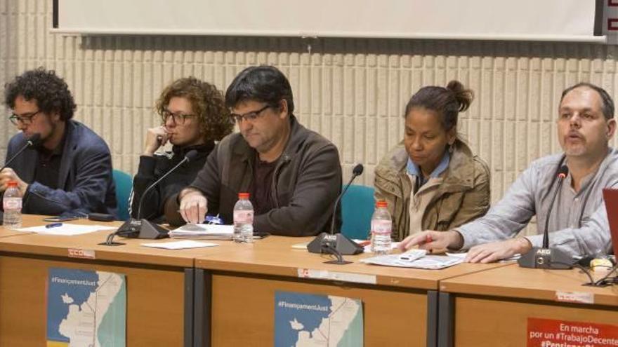 Los cinco ediles de Guanyar, durante la asamblea previa a su salida del gobierno municipal.