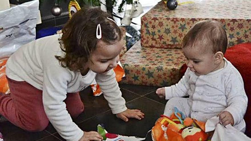 Valeria juega con su hermana Vega en el salón de casa.