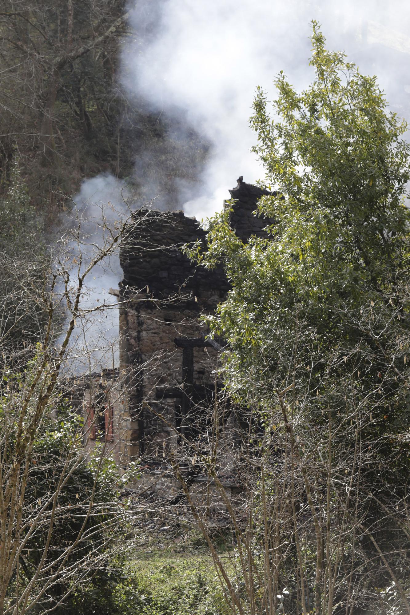 EN IMÁGENES: Las impresionantes fotografías del incendio de la casa de Piloña donde murió una mujer
