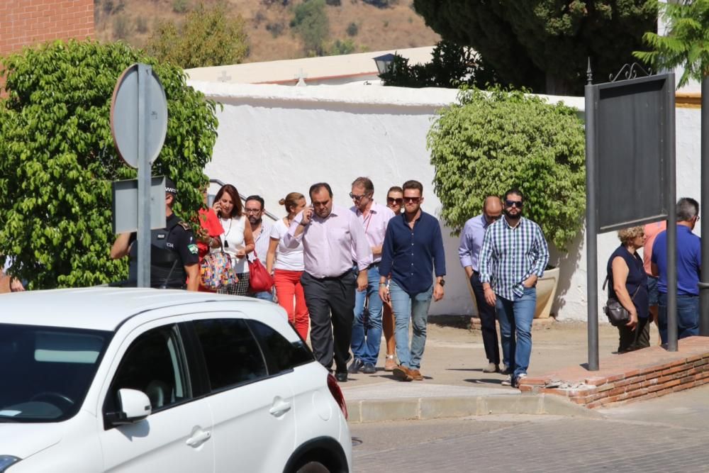 La pequeña fallecida entre Álora y Pizarra después de estar varias horas desaparecida era enterrada en el cementerio de Alhaurín el Grande, de donde es su madre