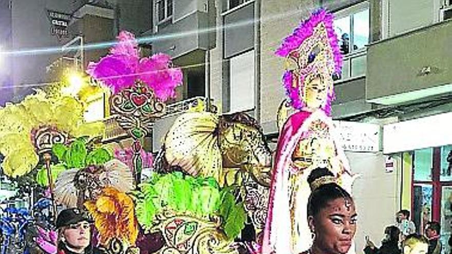 Un espectacular desfile nocturno cierra los actos del Carnaval de Torrevieja