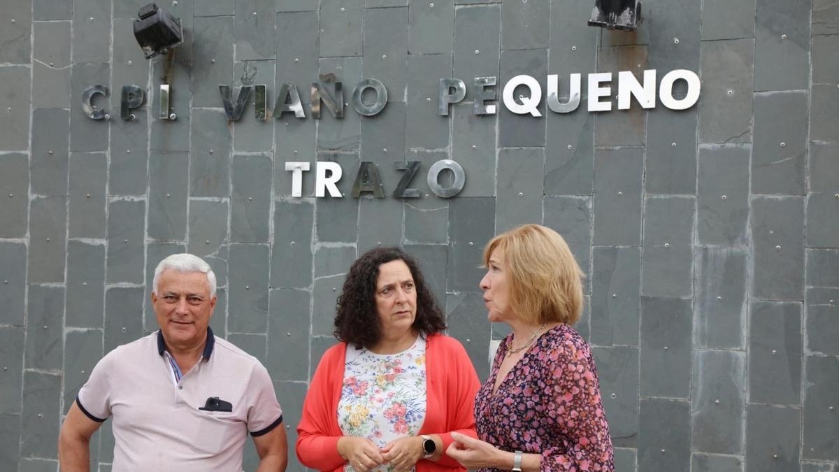 A delegada da Xunta, Belén do Campo, xunto a alcaldesa de Trazo, Fina Suárez, na súa visita ao centro educativo.