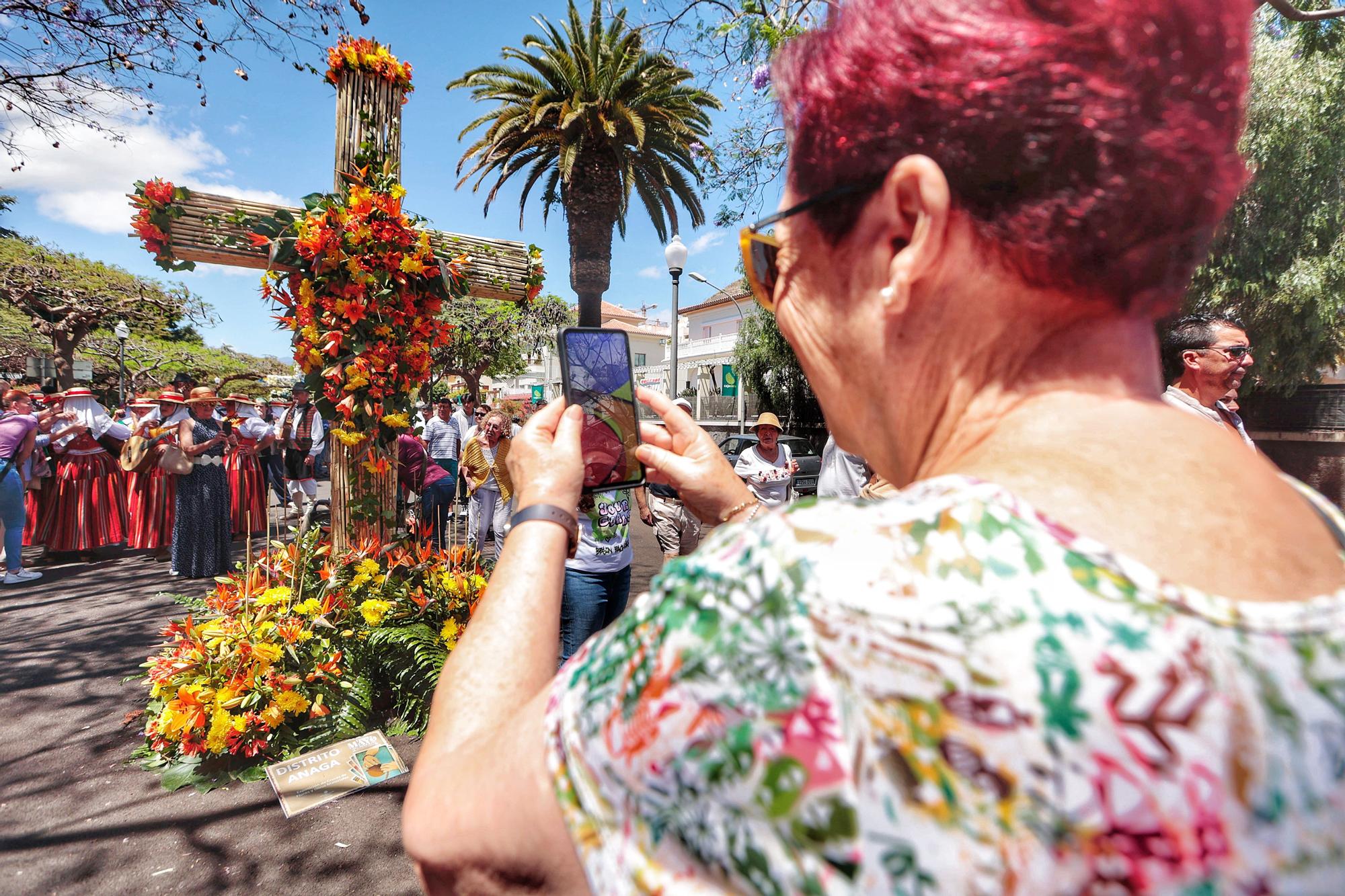 Recorrido del alcalde por las cruces que se muestran en la Rambla y el Paseo Las Tinajas