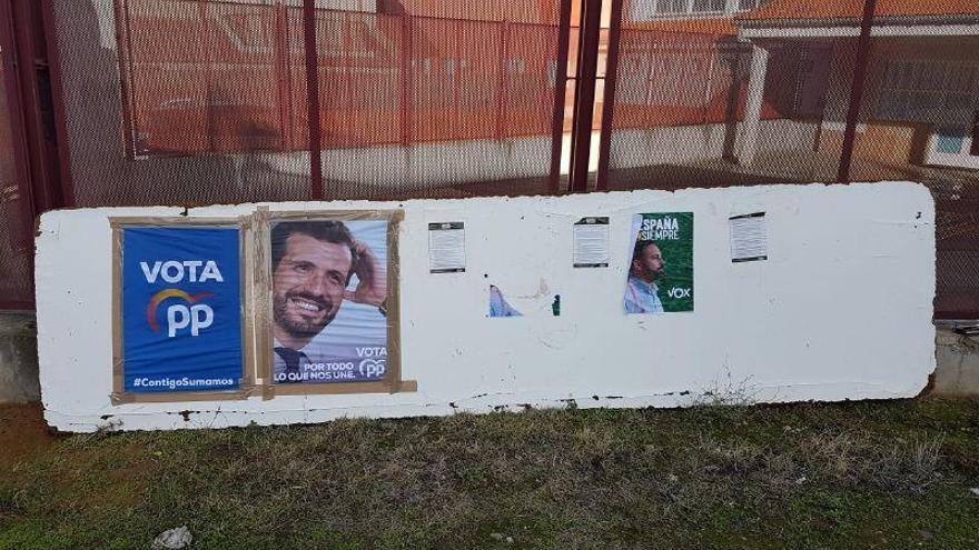 Carteles del PP y de Vox.