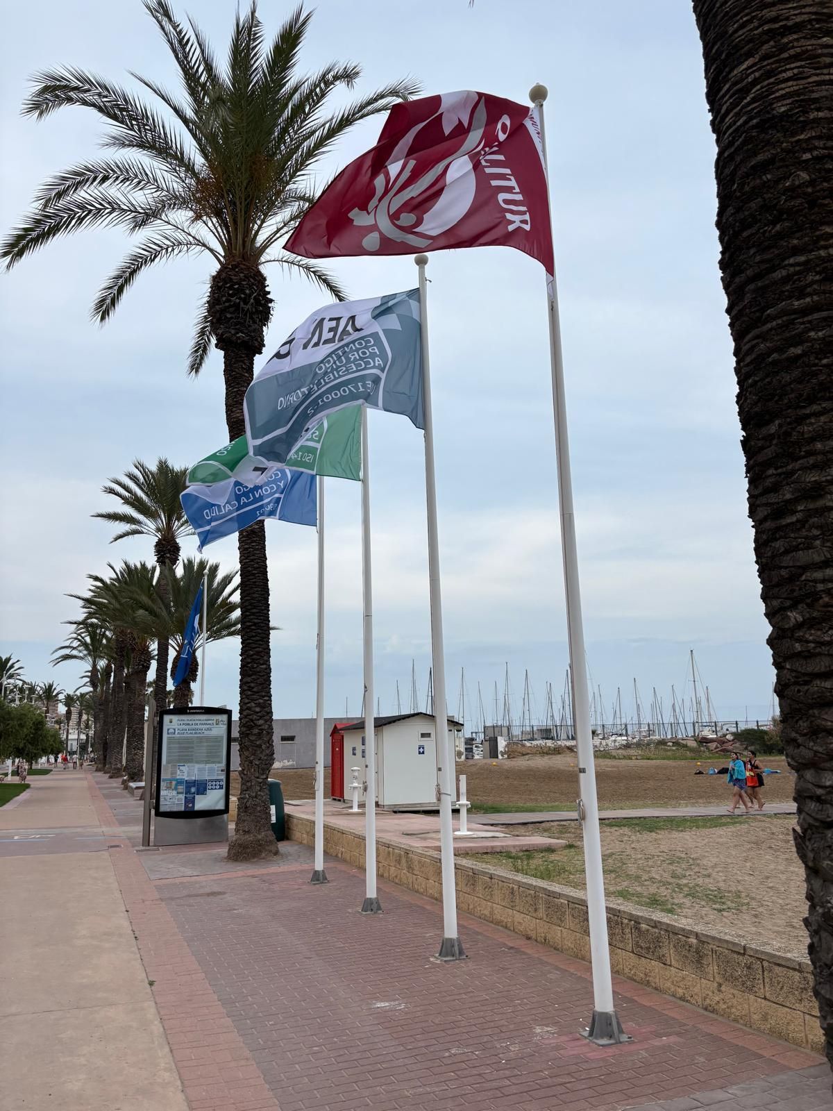 Todas las banderas de calidad en las playas.