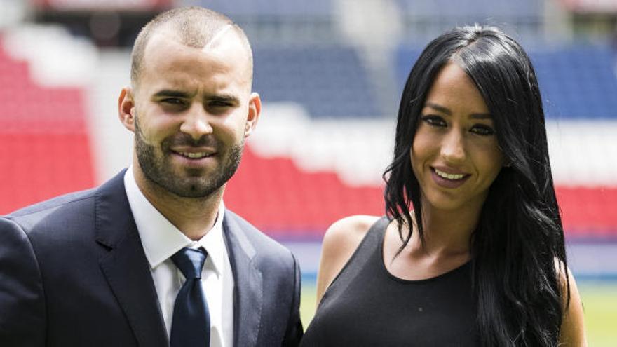 Jesé junto a su expareja, Aurah, la madre de su hijo hospitalizado.