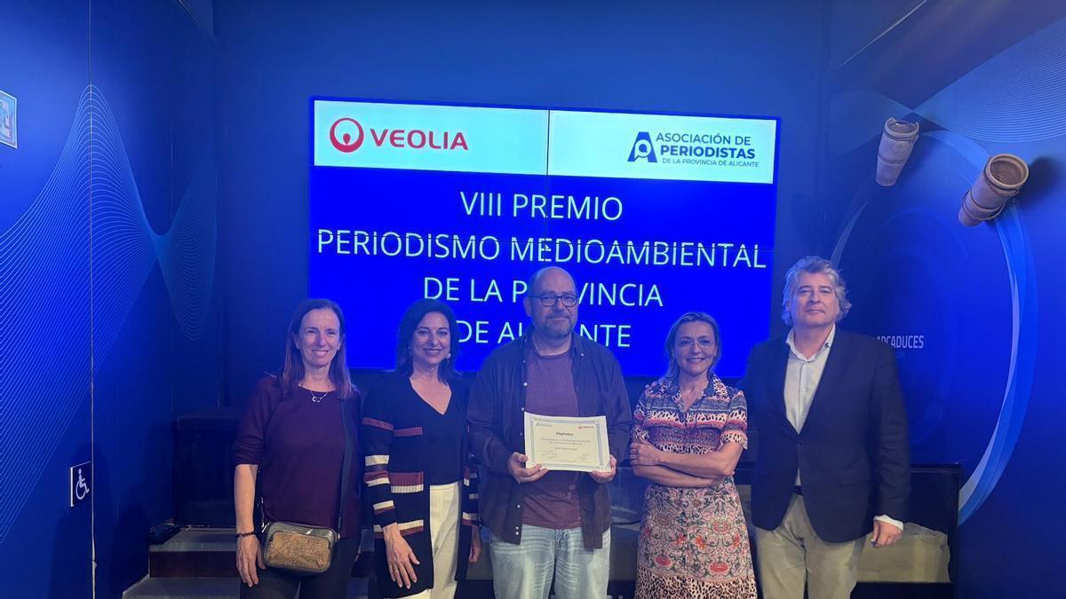 El premiado con el jurado del VIII Certamen de Periodismo Medioambiental