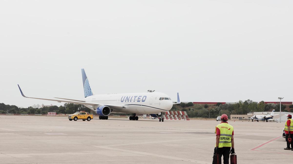 Der erste Flieger von United, der am 3. Juni 2022 auf Mallorca landete.