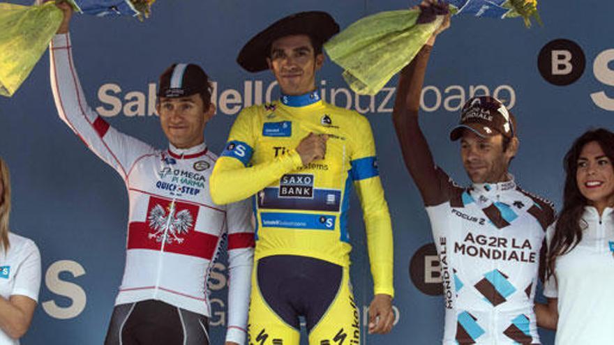 El ciclista español del Tinkoff-Saxo, Contador (c) en el podio.