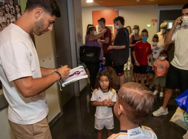 Visita de Marco Asensio a los niños ingresados en Son Espases