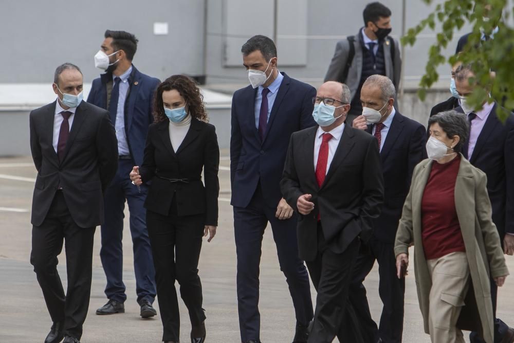 Pedro Sánchez visita la farmacèutica Hipra a Amer