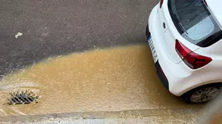 Se sale una alcantarilla con aguas residuales en Castellón: "La gente no puede estar ni en casa del olor"