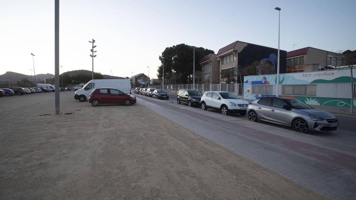 Recinto de tierra junto al colegio