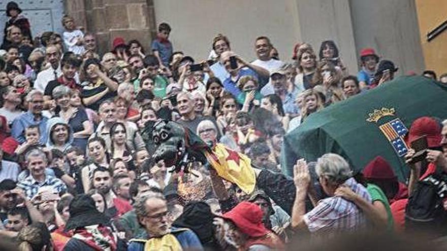 Inici del passacarrers del dimecres de la Patum 2019 a la plaça de Sant Pere