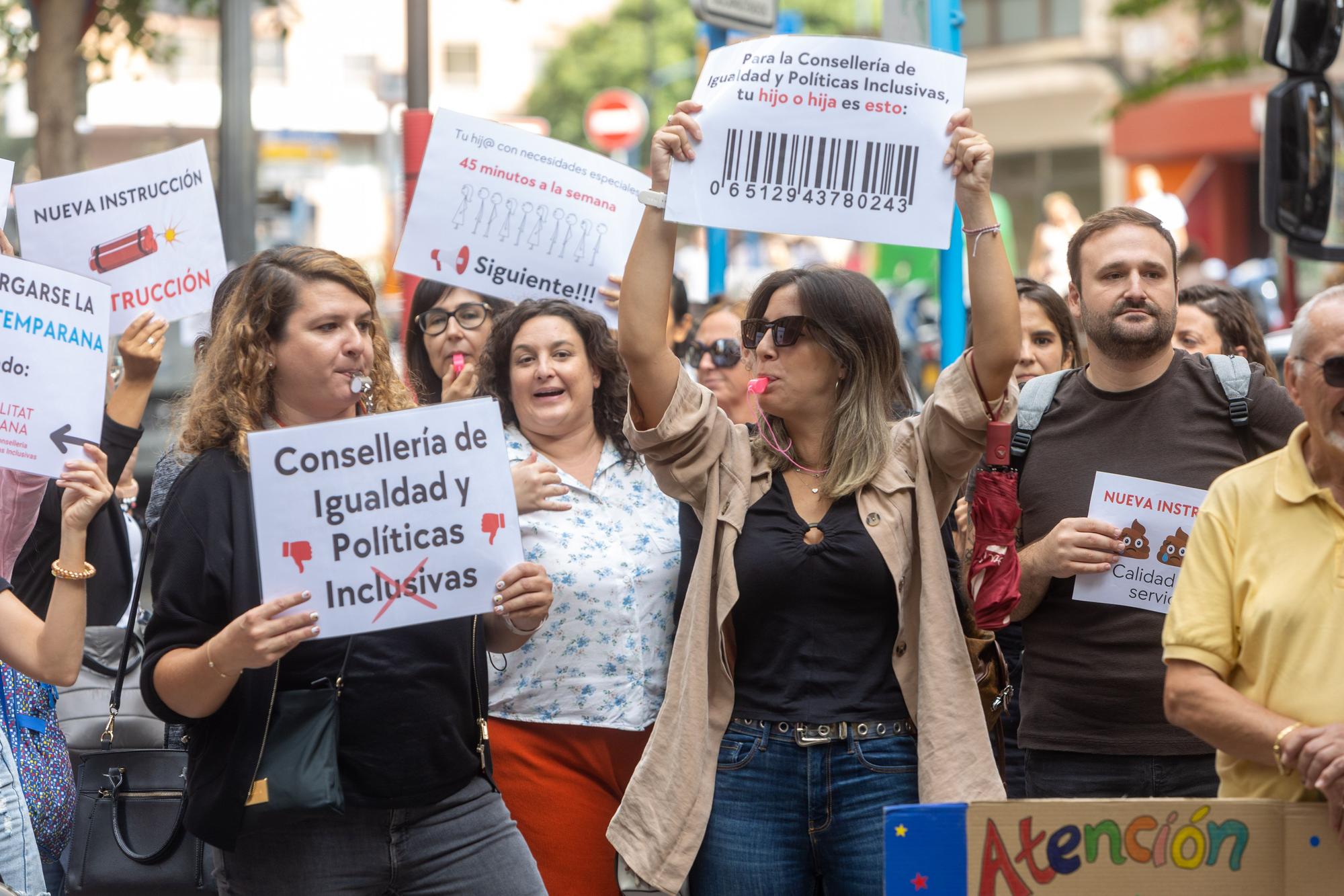 Protesta en Alicante contra el recorte de terapias en los centros de atención temprana