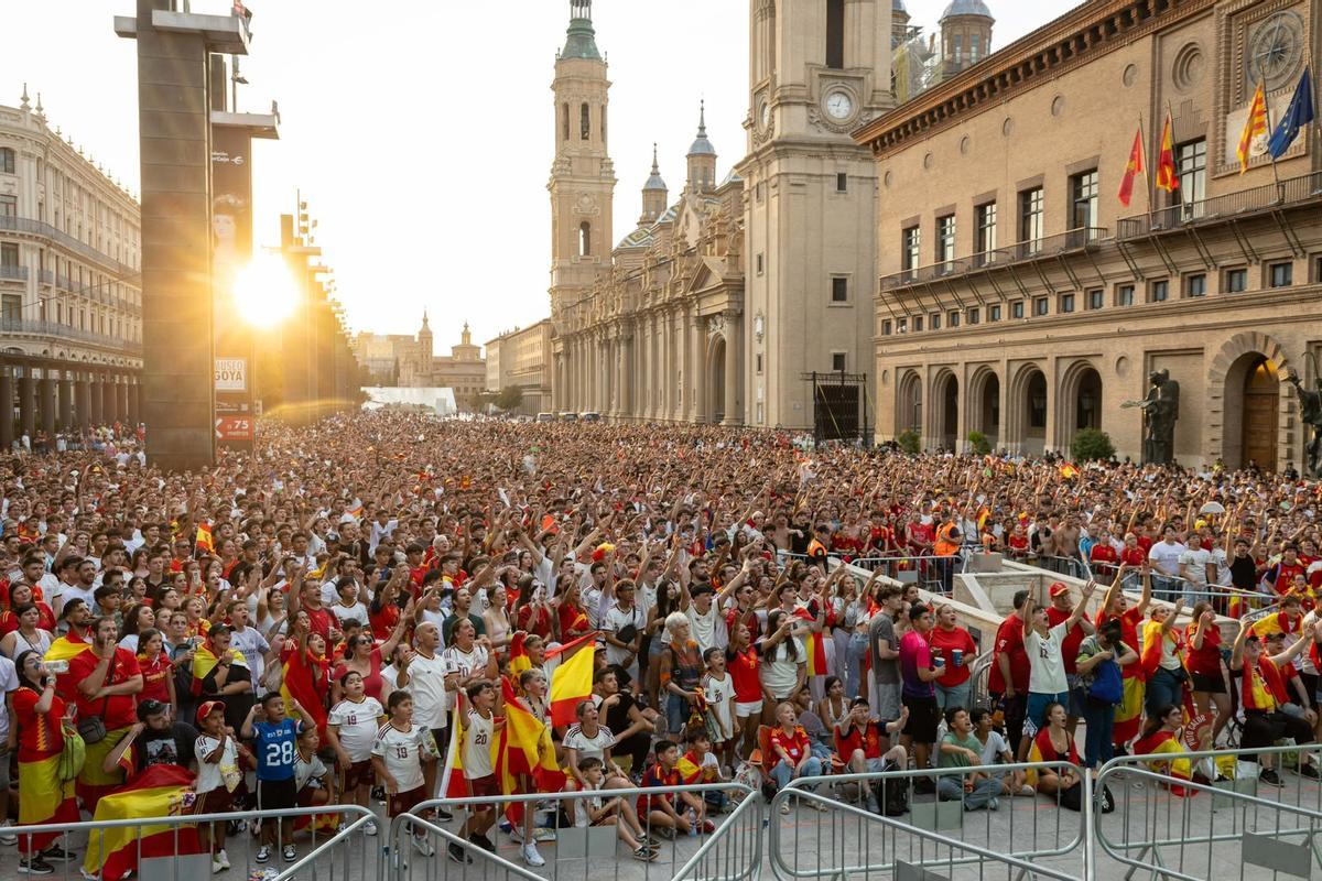 En imágenes | Zaragoza celebra el primer gol de Oyarzabal en el España-Francia