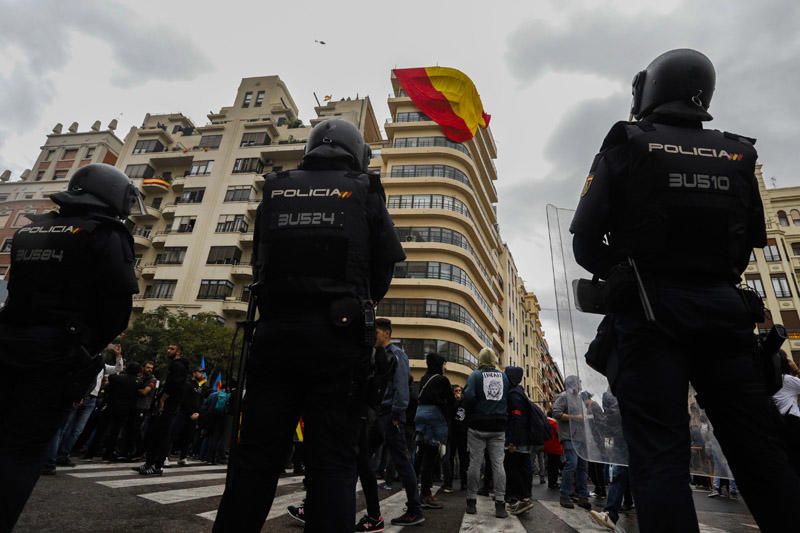 9 d'Octubre: Tensión en las manifestaciones en el centro de València