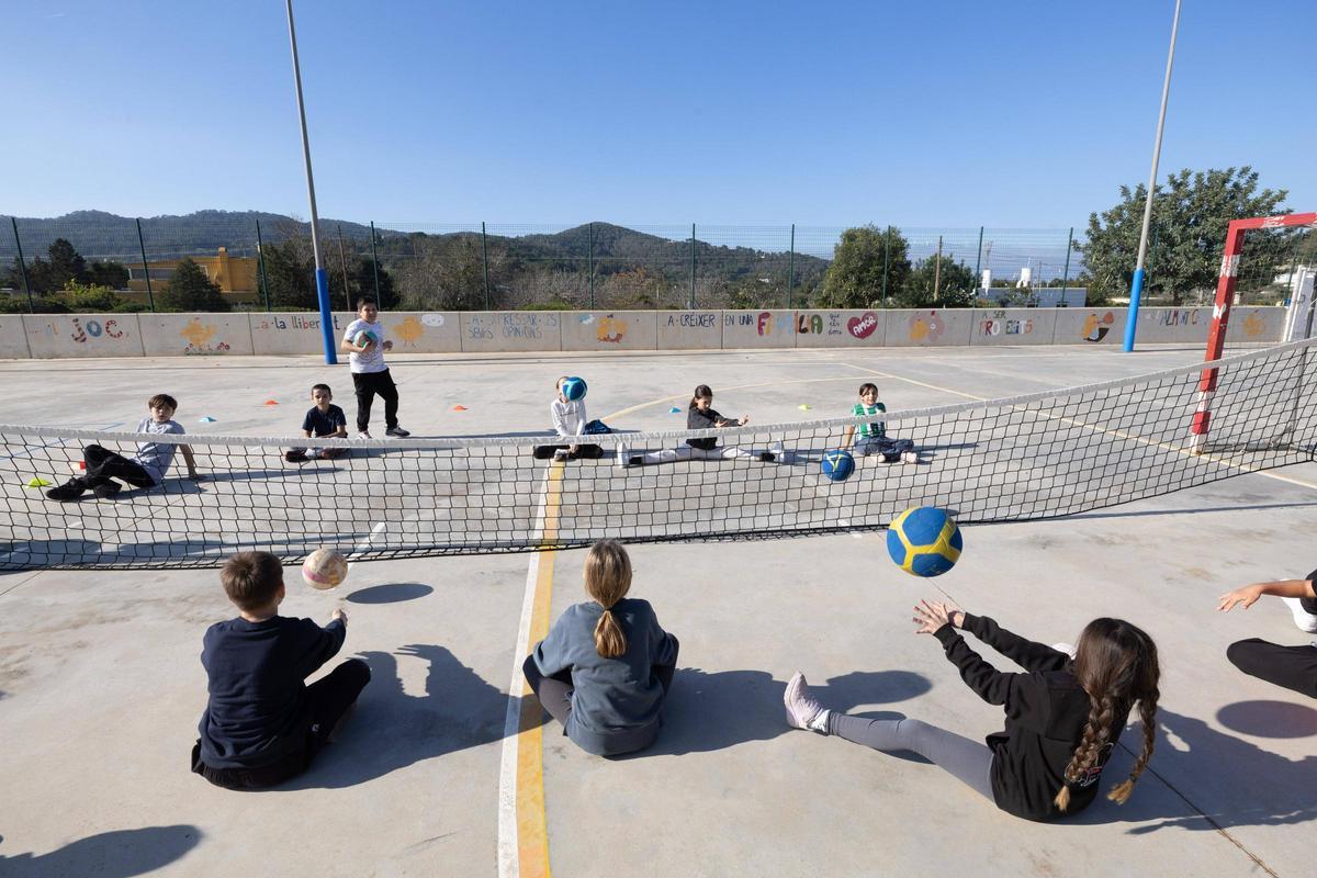 Las imágenes de la visita de la deportista paralímpica Marta Arce Payno al colegio Es Vedrà