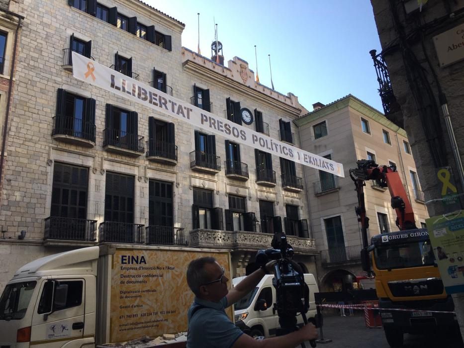 Pengen la pancarta en suport dels presos davant de l'Ajuntament de Girona