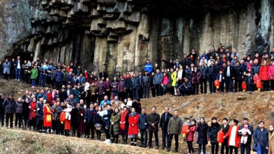 Una familia china reúne a 500 miembros para una foto de grupo