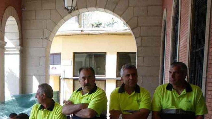 Trabajadores de Zamora Limpia en el Ayuntamiento.