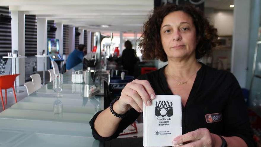 Herminia Galán, hostelera de Grado, preparando ayer en su negocio los servilleteros para el fin de semana.