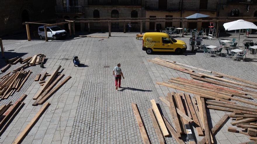 Operarios municipales montan la plaza de madera de Fermoselle | Ana Burrieza