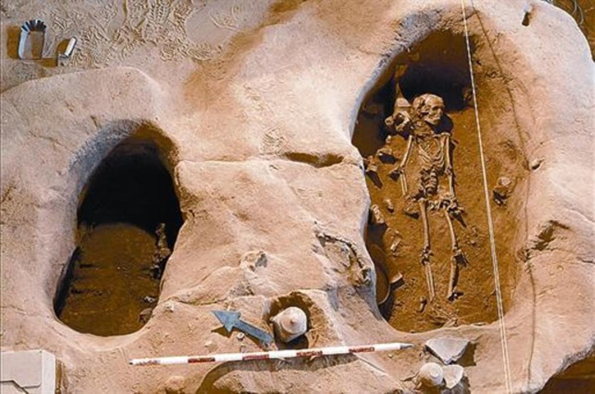 Una de les tombes romanes descobertes a les Drassanes.