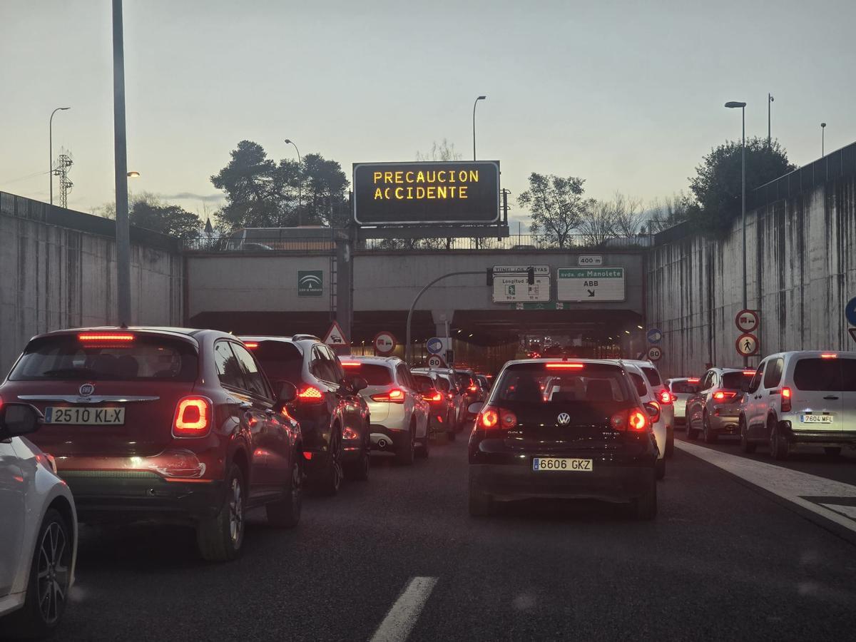 Coches parados a la entrada del túnel de los Omeyas de Córdoba, tras un importante accidente múltiple de tráfico, este jueves por la mañana.