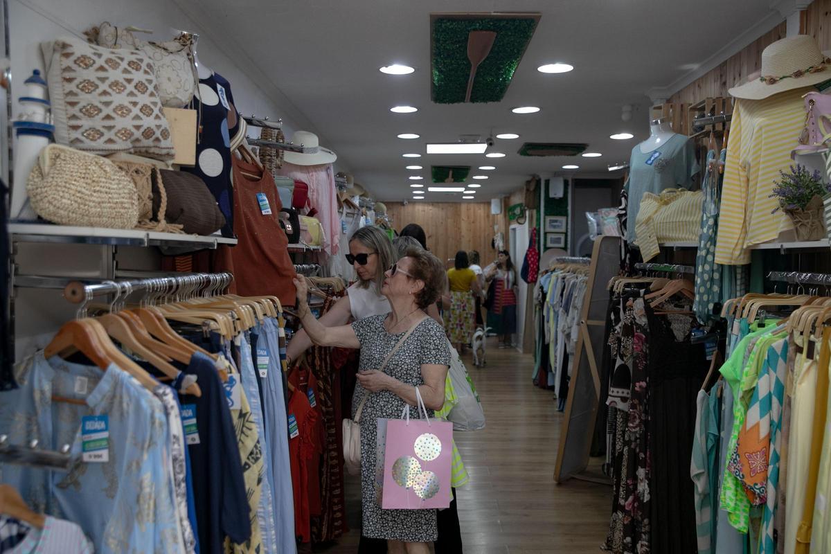 Clientas mirando ropa en la tienda Didada de Cartagena, este miércoles por la mañana.