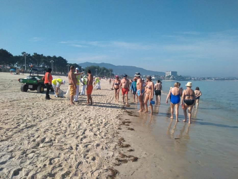 Los bañistas vuelven a Samil pese a que se desacon