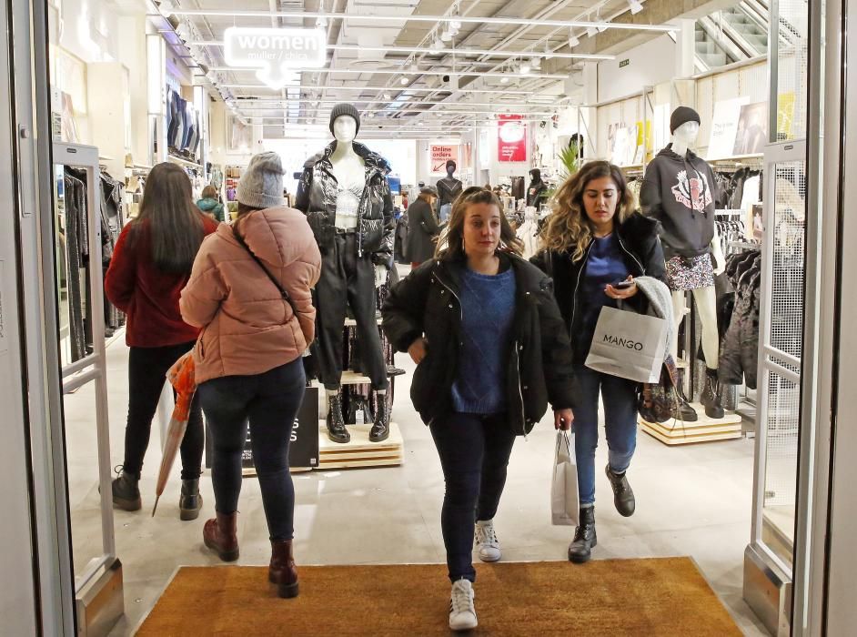 La fiebre del "Black Friday" y las luces navideñas colapsan el centro de Vigo