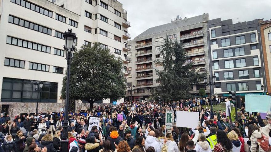 Los manifestantes, en la calle Uría, después de partir de la estación de Renfe. | Irma Collín