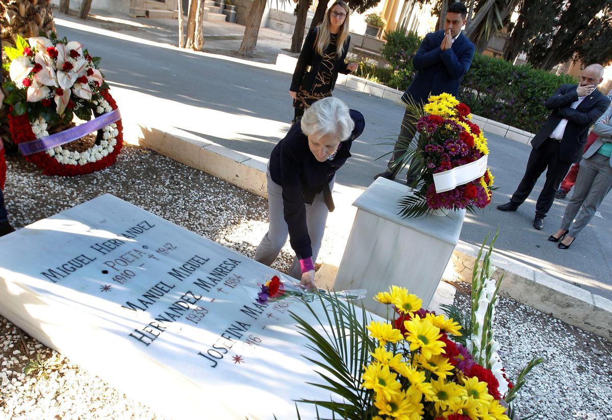 Tumba del poeta Miguel Hernández en el cementerio de Alicante
