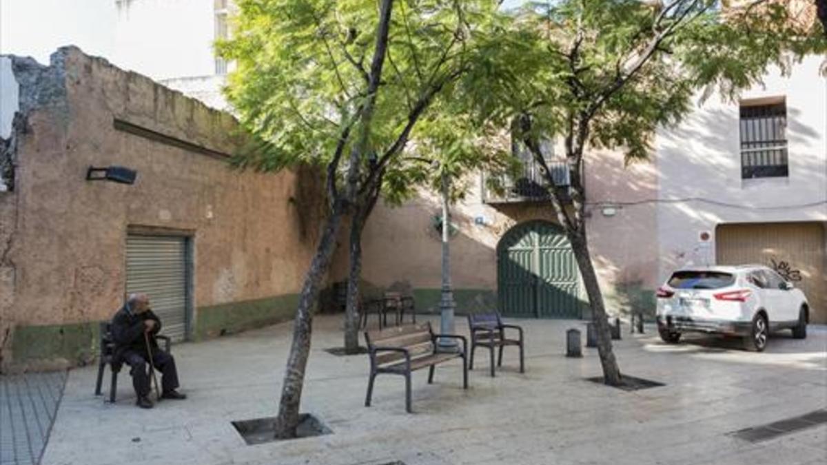 Plaza de Santes Creus 8La antigua masía de Can Gras, con su puerta de arco de medio punto.