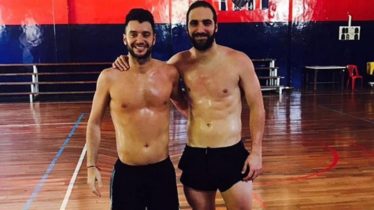 Higuaín, luciendo abdominales junto a un amigo