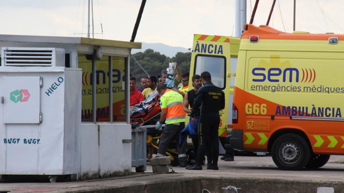 Los equipos de rescate trasladan al submarinista herido, este domingo en L'Estartit.