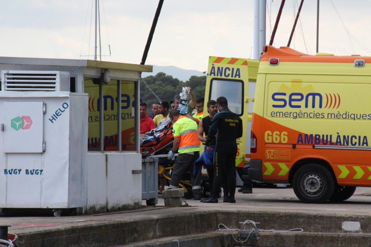 Els equips de rescat traslladen el submarinista ferit, aquest diumenge a l’Estartit. Els equips de rescat traslladen el submarinista ferit, aquest diumenge a l’Estartit.