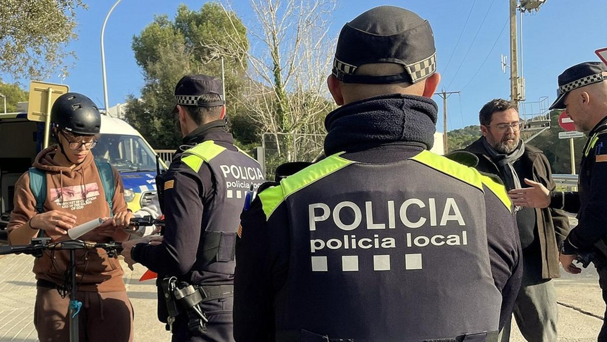 Els agents i l'alcalde durant el control d'ahir.