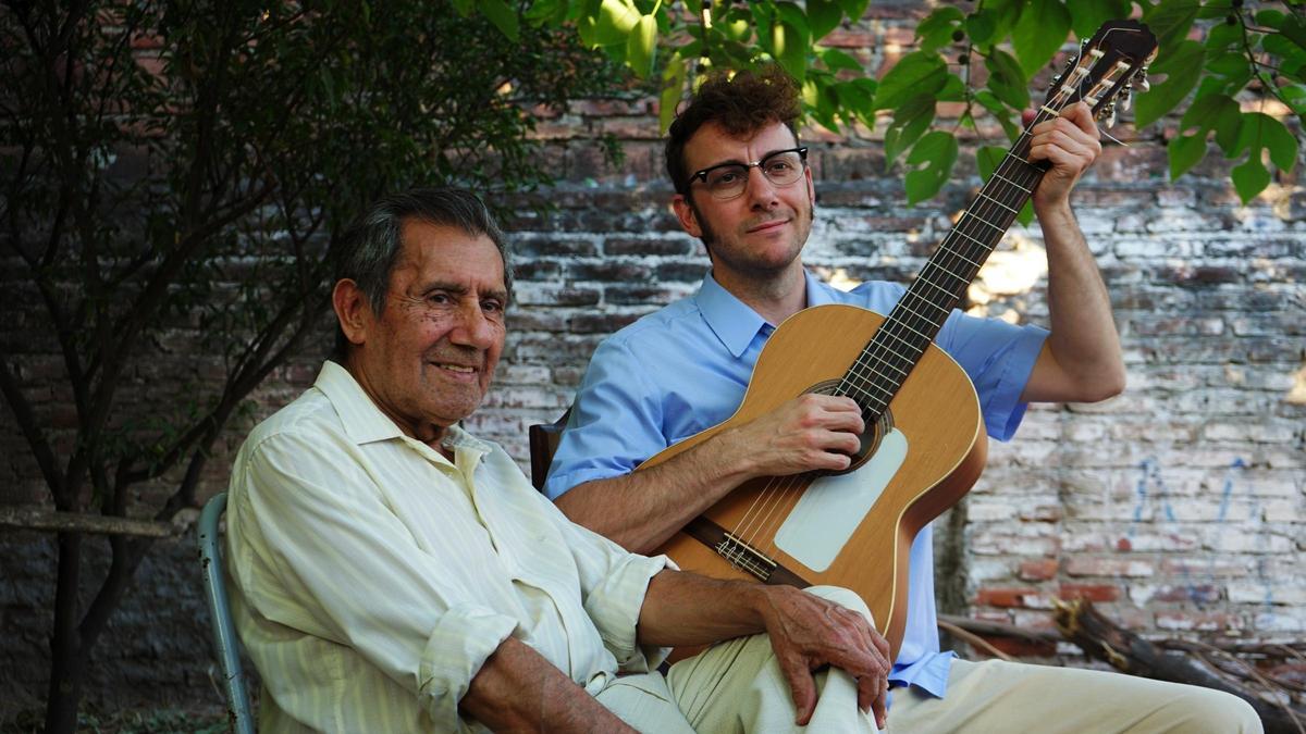 Cuti Carabajal y Pepe Lorente, en un fotograma de 'La estrella azul'