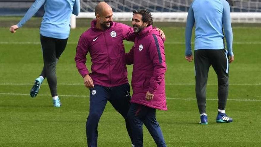 Guardiola bromea con el preparador físico del City, Lorenzo Buenaventura, en el entrenamiento de ayer.