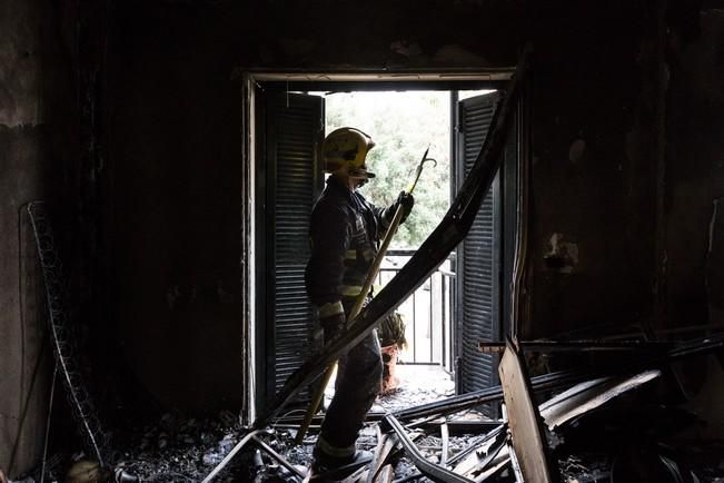 Una vela incendia un piso en el casco de Santa Brígida