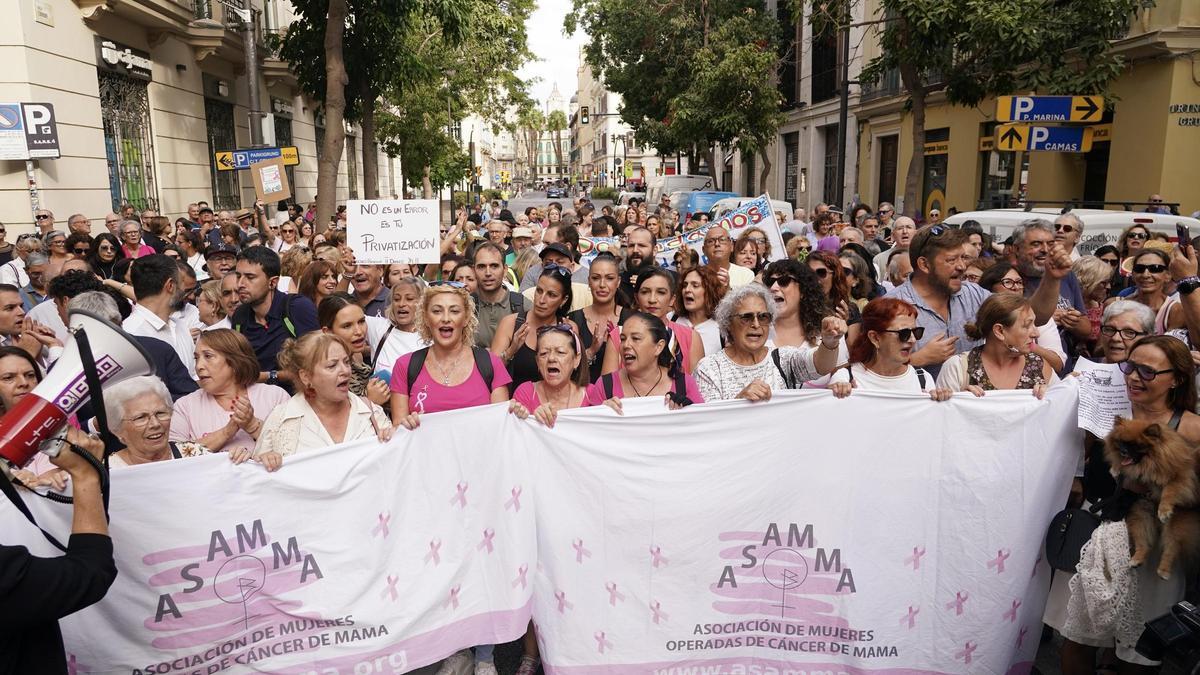 Una marcha de protesta en Málaga por los fallos en el cribado del cáncer de mama.