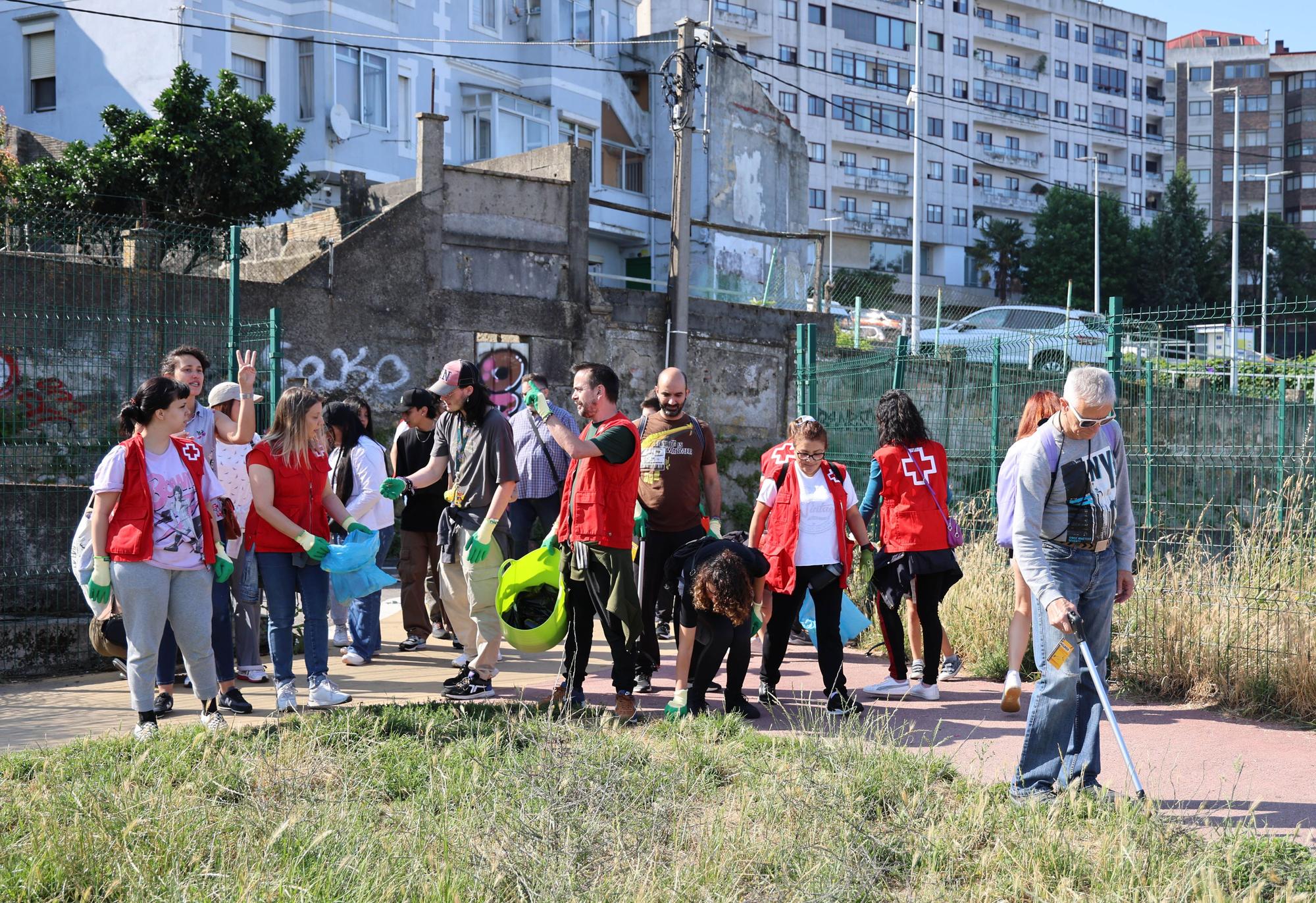 Voluntarios de Cruz Roja recogen basura en la Vía Verde