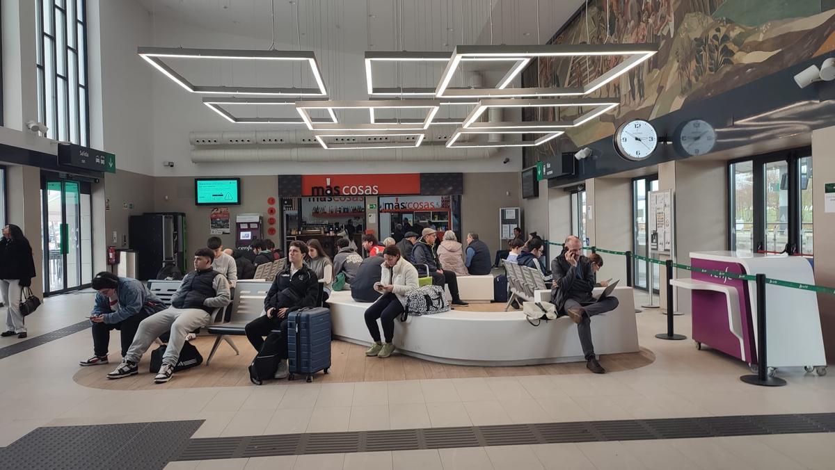 Viajeros esperando en la estación de Renfe en Badajoz