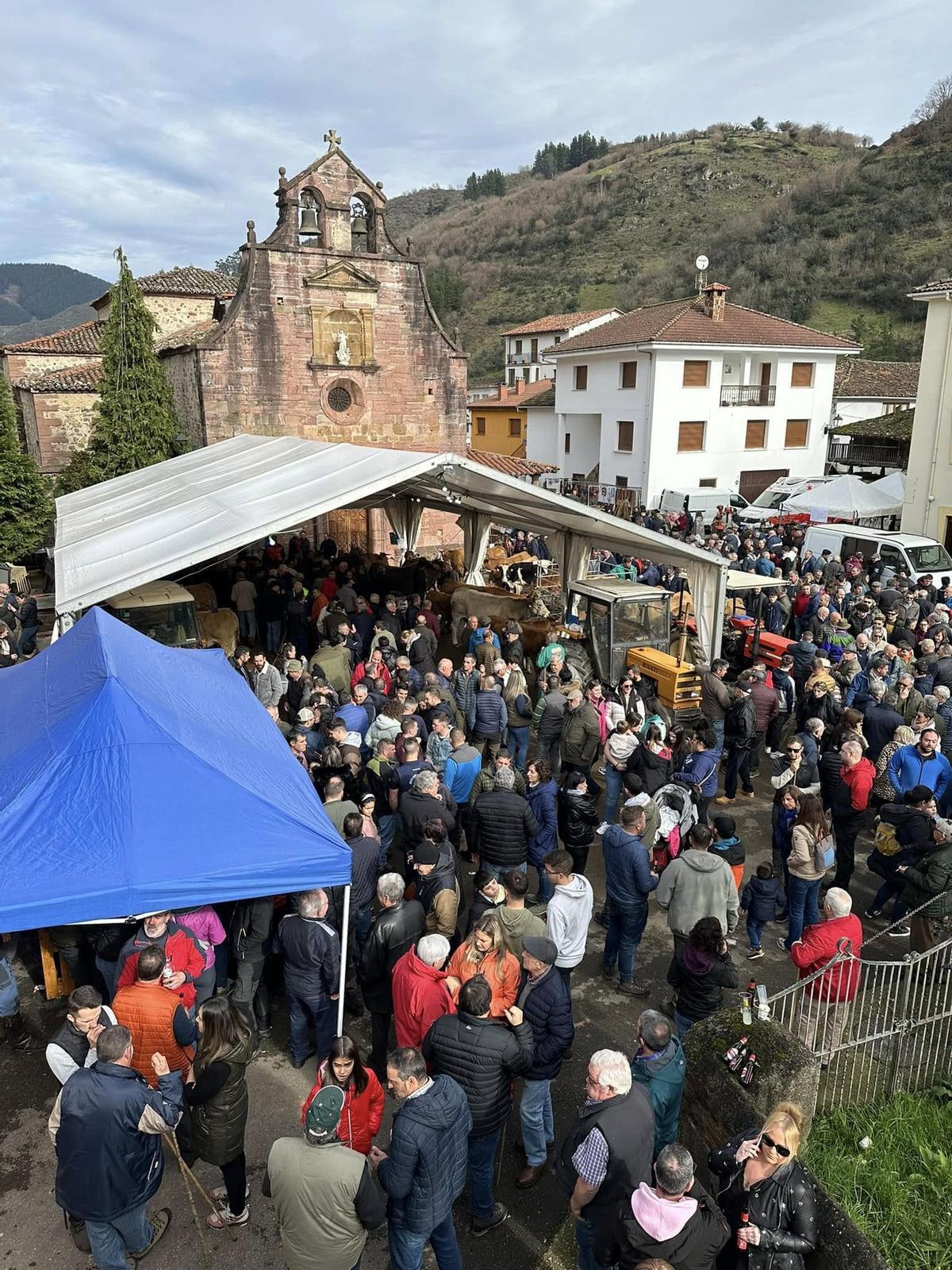 Ambiente en la feria de San Blas de Tuña el año pasado.