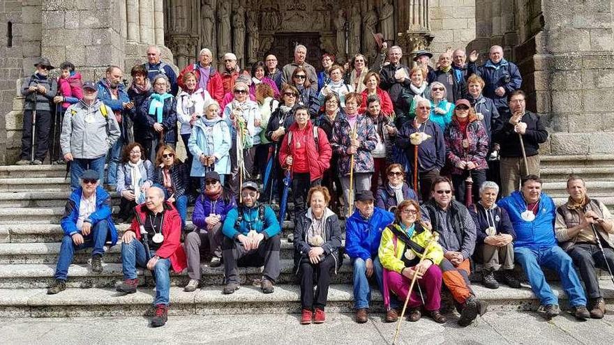 Los participantes en la primera etapa, el sábado ante la catedral de Tui. // E.G.